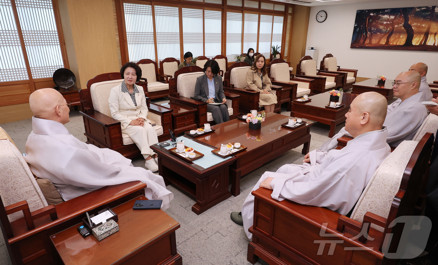 (서울=뉴스1) 김성진 기자 = 추미애 더불어민주당 경기도지사 후보가 20일 서울 종로구 조계사에서 조계종 총무원장 진우스님을 예방하고 있다.  2026.4.20/뉴스1