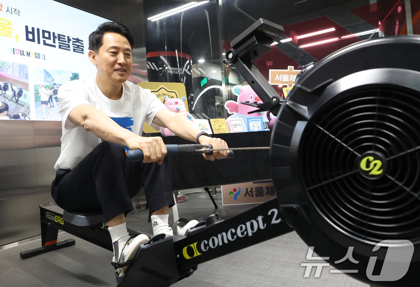 본문 이미지 - 오세훈 서울시장이 20일 오전 서울 영등포구 러너스테이션에서 열린 서울시민 비만율 저감방안 현장 발표회에서 비만 저감방안을 발표한 후 로잉머신을 시연하고 있다. 2026.4.20 ⓒ 뉴스1 오대일 기자