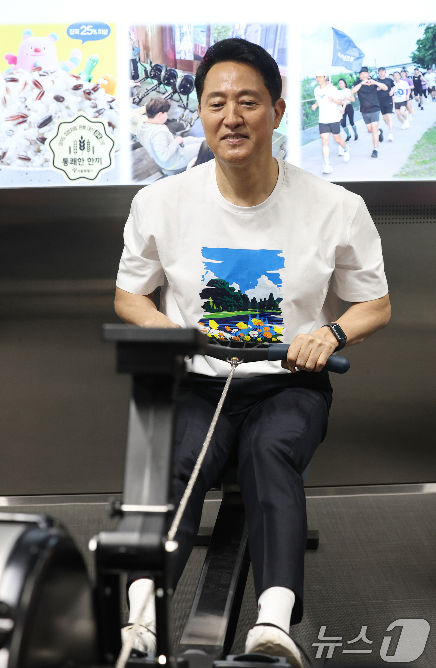 (서울=뉴스1) 오대일 기자 = 오세훈 서울시장이 20일 오전 서울 영등포구 러너스테이션에서 열린 서울시민 비만율 저감방안 현장 발표회에서 비만 저감방안을 발표한 후 로잉머신을 시 …