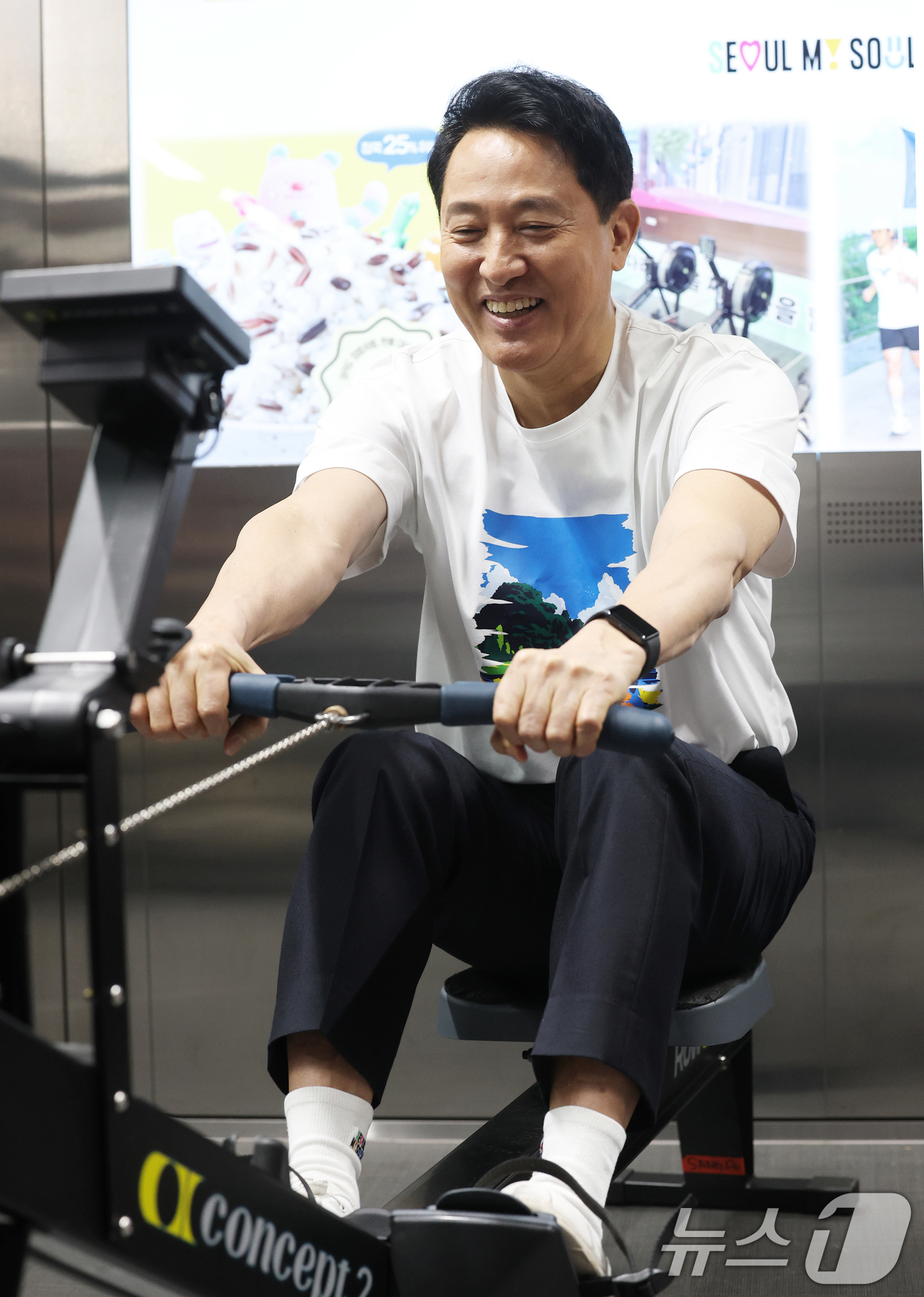 (서울=뉴스1) 오대일 기자 = 오세훈 서울시장이 20일 오전 서울 영등포구 러너스테이션에서 열린 서울시민 비만율 저감방안 현장 발표회에서 비만 저감방안을 발표한 후 로잉머신을 시 …