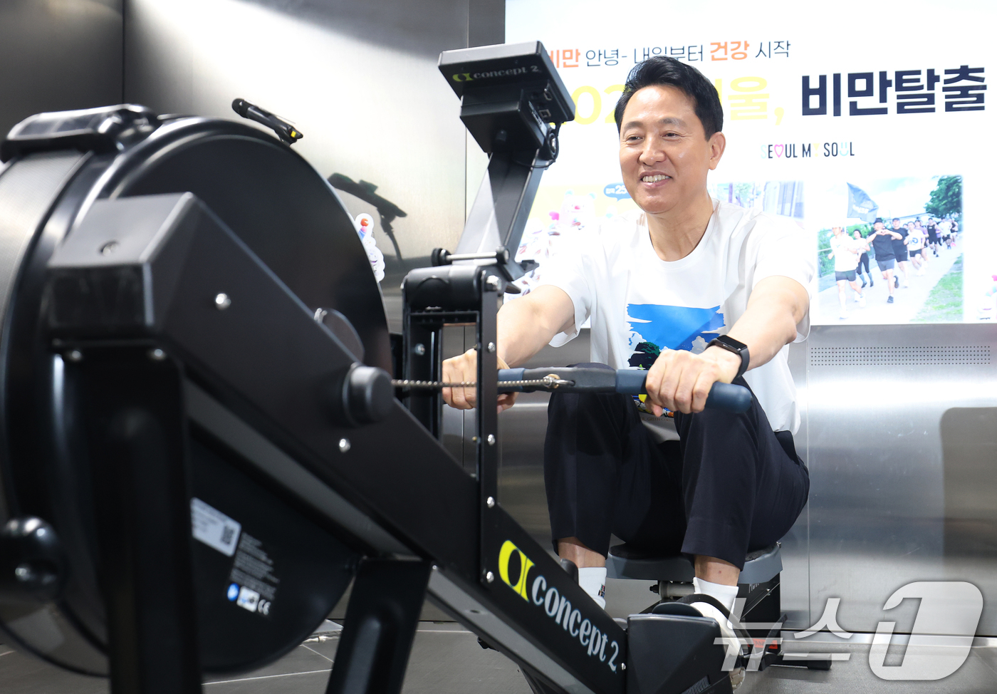 (서울=뉴스1) 오대일 기자 = 오세훈 서울시장이 20일 오전 서울 영등포구 러너스테이션에서 열린 서울시민 비만율 저감방안 현장 발표회에서 비만 저감방안을 발표한 후 로잉머신을 시 …