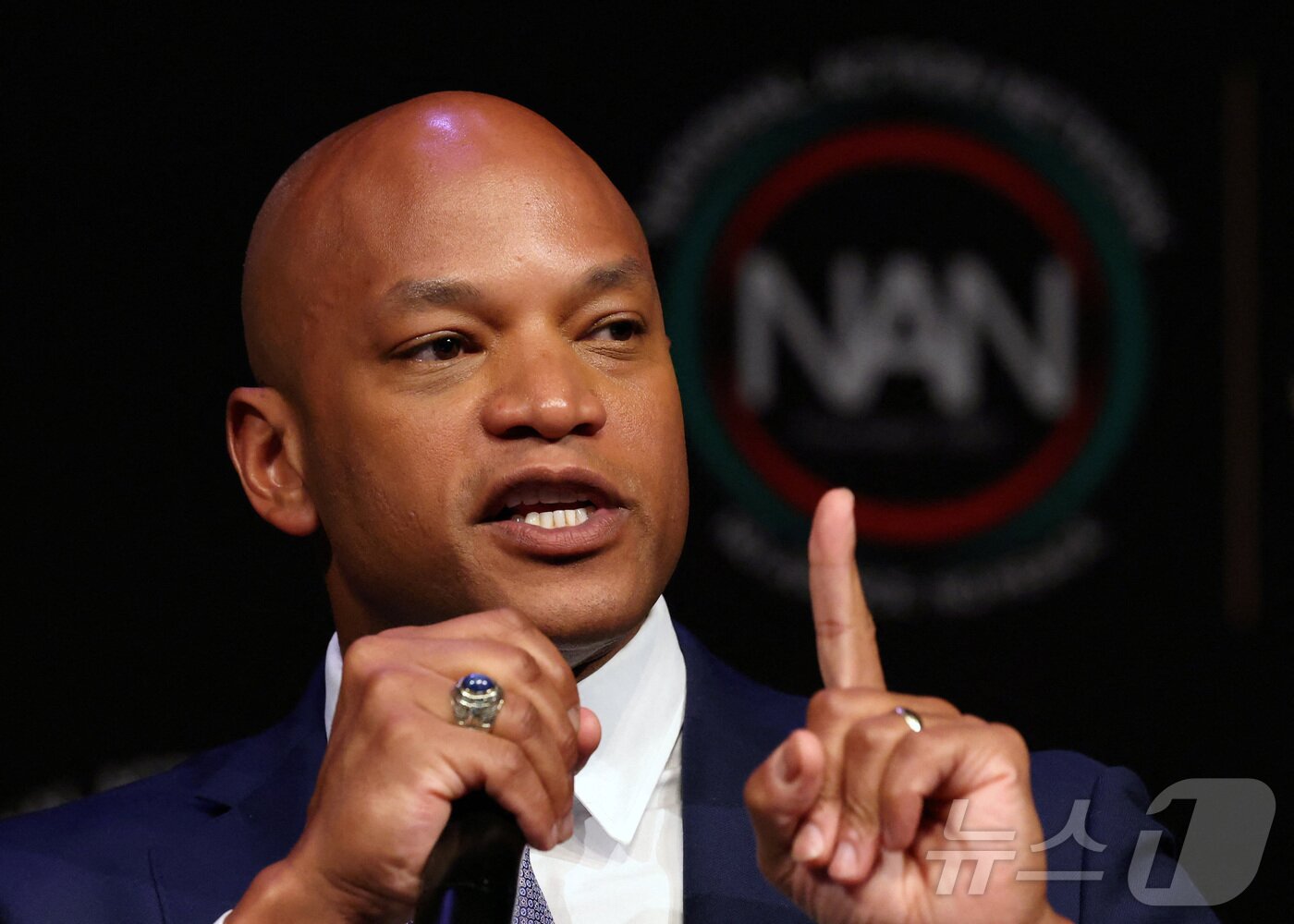 본문 이미지 - 웨스 무어 메릴랜드 주지사가 9일(현지시간) 미국 뉴욕시에서 열린 전국행동네트워크(NAN) 행사에서 연설하고 있다. 2026.04.20 ⓒ 뉴스1 ⓒ 로이터=뉴스1