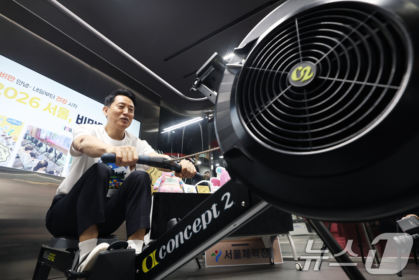 (서울=뉴스1) 오대일 기자 = 오세훈 서울시장이 20일 오전 서울 영등포구 러너스테이션에서 열린 서울시민 비만율 저감방안 현장 발표회에서 비만 저감방안을 발표한 후 로잉머신을 시 …