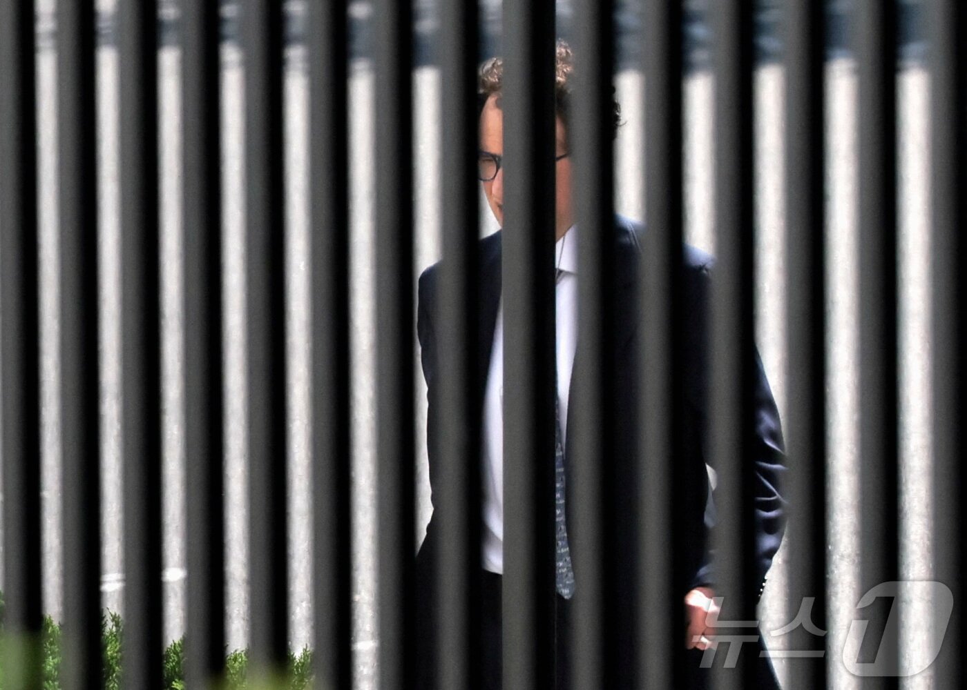 본문 이미지 - 다리오 아모데이 앤트로픽 최고경영자(CEO)가 2026년 4월 17일(현지시간) 미국 워싱턴DC 백악관에서 미 행정부 관계자들과 회동하기 위해 이동하고 있다. 2026.4.17 ⓒ 뉴스1 ⓒ 로이터=뉴스1