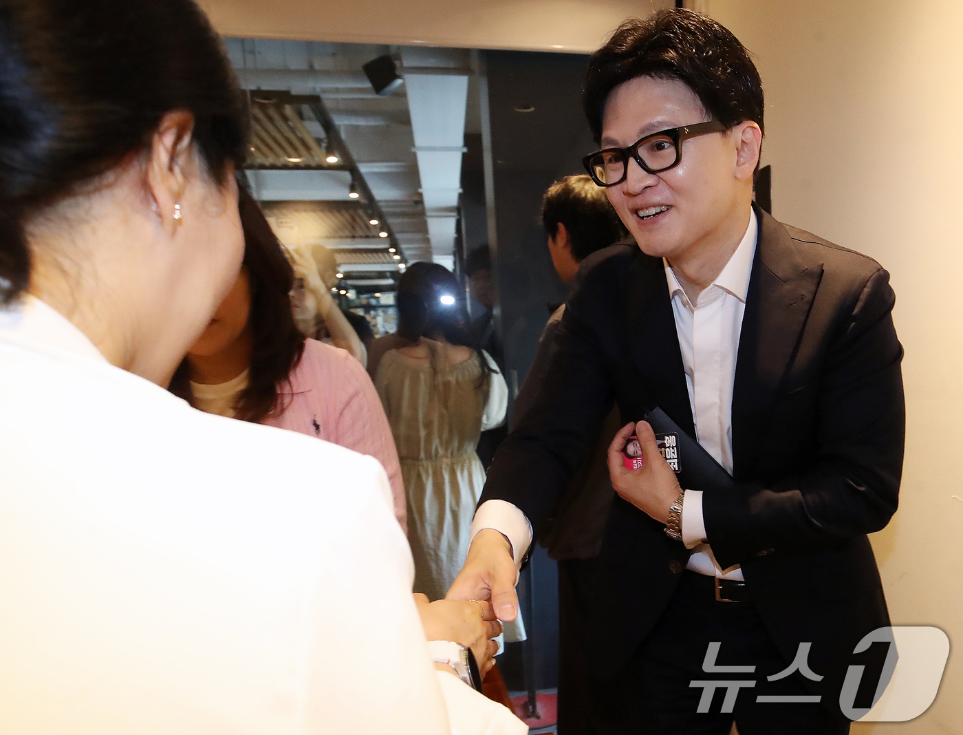 (부산=뉴스1) 윤일지 기자 = 한동훈 전 국민의힘 대표가 20일 부산 북구 한 카페에서 열린 최윤홍 부산교육감 예비후보 초청 '부산 북구 학부모 소통간담회'에서 학부모와 악수하고 …