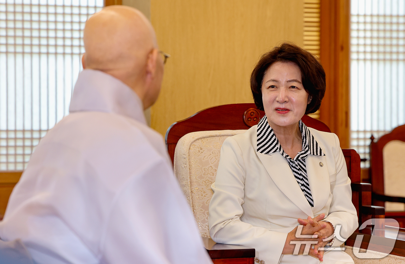 (서울=뉴스1) 조연우 인턴기자 = 추미애 더불어민주당 경기도지사 후보가 2570년 부처님 오신 날을 앞두고 20일 서울 종로구 조계사를 방문해 조계종 총무원장 진우스님과 대화를 …