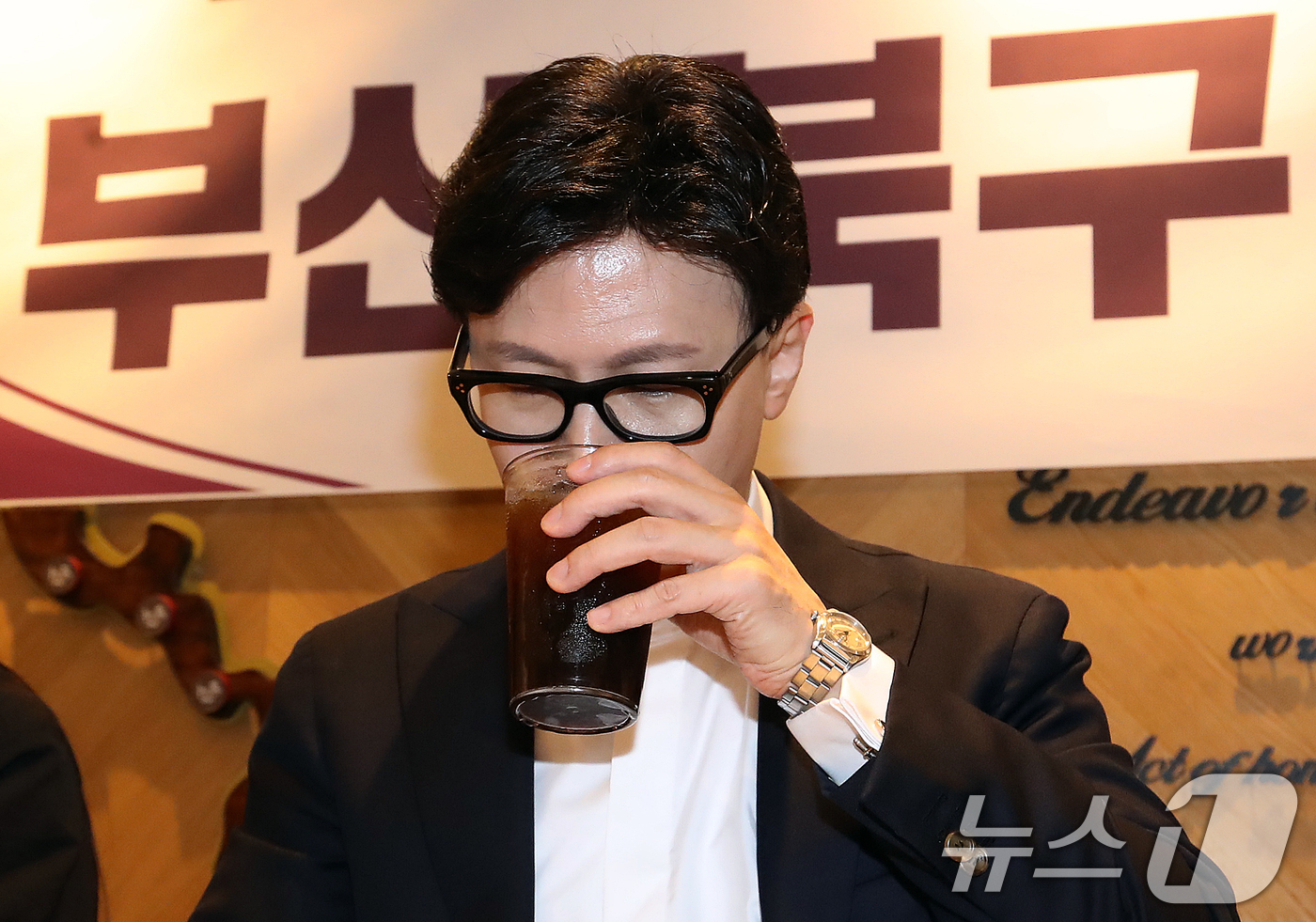 (부산=뉴스1) 윤일지 기자 = 한동훈 전 국민의힘 대표가 20일 부산 북구 한 카페에서 열린 '부산 북구 학부모 소통간담회'에 참석해 커피를 마시고 있다.  2026.4.20/뉴 …