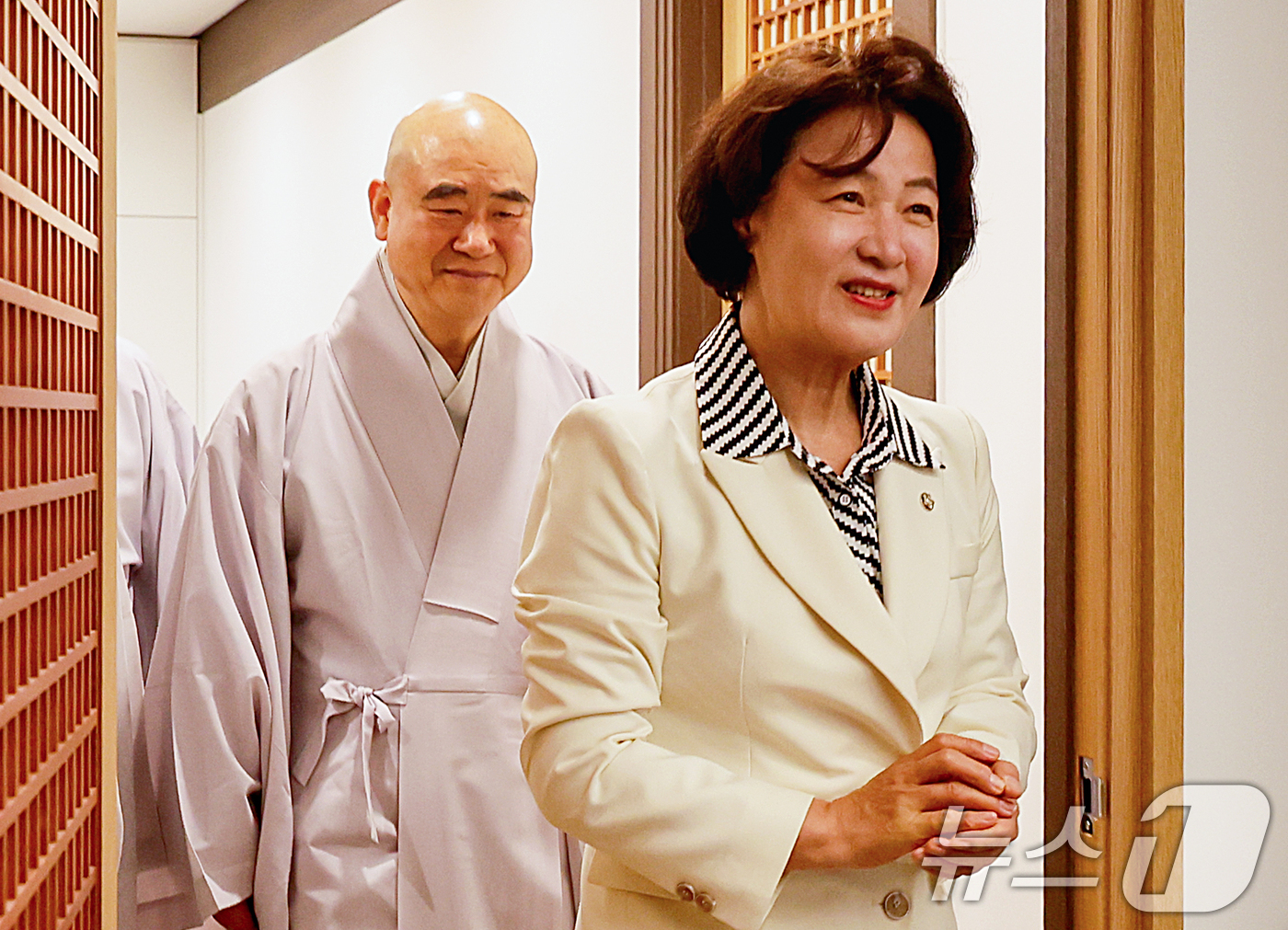 (서울=뉴스1) 조연우 인턴기자 = 추미애 더불어민주당 경기도지사 후보가 2570년 부처님 오신 날을 앞두고 20일 서울 종로구 조계사를 방문하고 있다. 2026.4.20/뉴스1