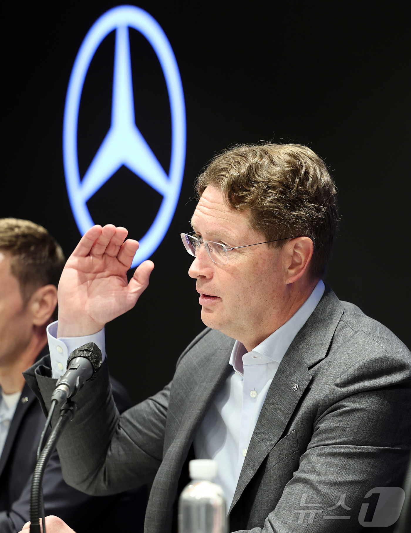 (서울=뉴스1) 김진환 기자 = 올라 칼레니우스 메르세데스-벤츠 그룹 AG 이사회 의장 겸 CEO가 20일 서울 강남구 안다즈 서울강남에서 열린 ‘메르세데스 벤츠 디 올-뉴 일렉트 …