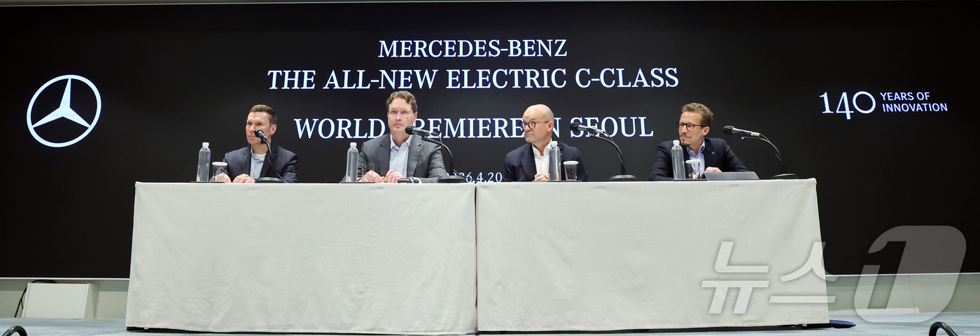 (서울=뉴스1) 김진환 기자 = 마티아스 바이틀 메르세데스-벤츠 코리아 대표(왼쪽부터), 올라 칼레니우스 메르세데스-벤츠 그룹 AG 이사회 의장 겸 CEO, 요르그 부르저 메르세데 …