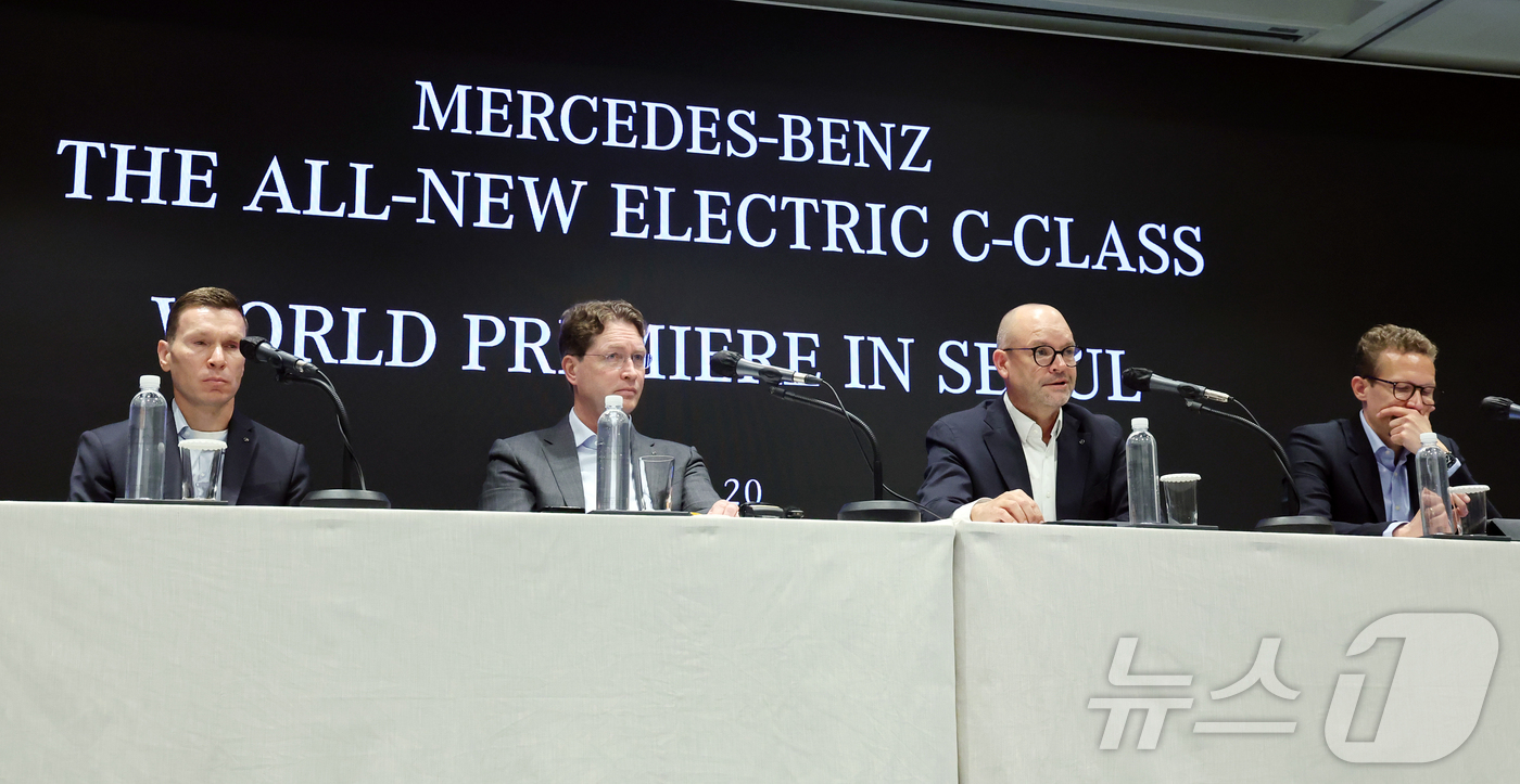 (서울=뉴스1) 김진환 기자 = 요르그 부르저 메르세데스-벤츠 그룹 AG 이사회 멤버 겸 최고기술책임자(CTO)(왼쪽 세 번째)가 20일 서울 강남구 안다즈 서울강남에서 열린 ‘메 …