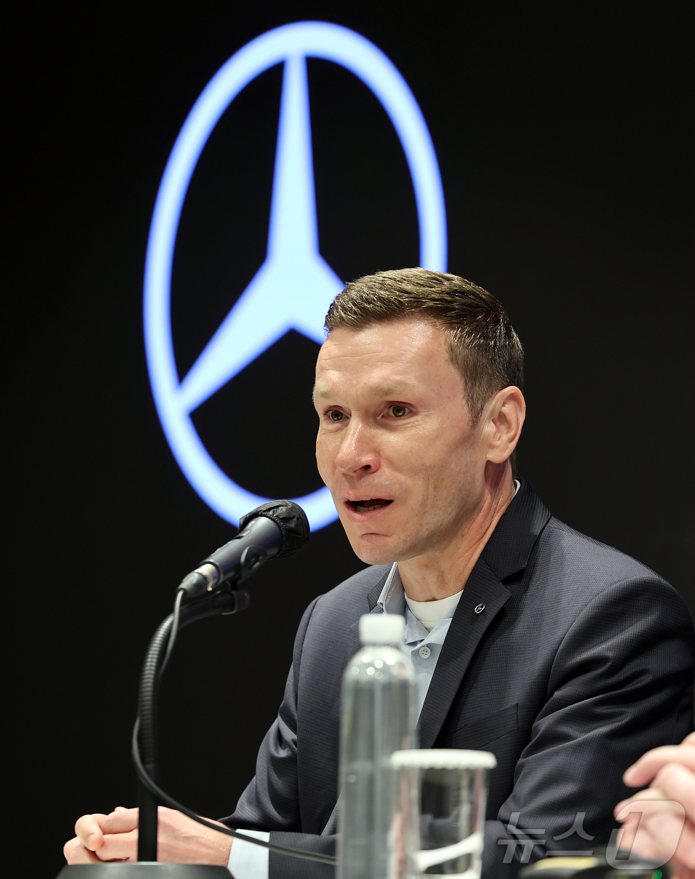 (서울=뉴스1) 김진환 기자 = 마티아스 바이틀 메르세데스-벤츠 코리아 대표가 20일 서울 강남구 안다즈 서울강남에서 열린 ‘메르세데스 벤츠 디 올-뉴 일렉트릭 C클래스 월드 프리 …