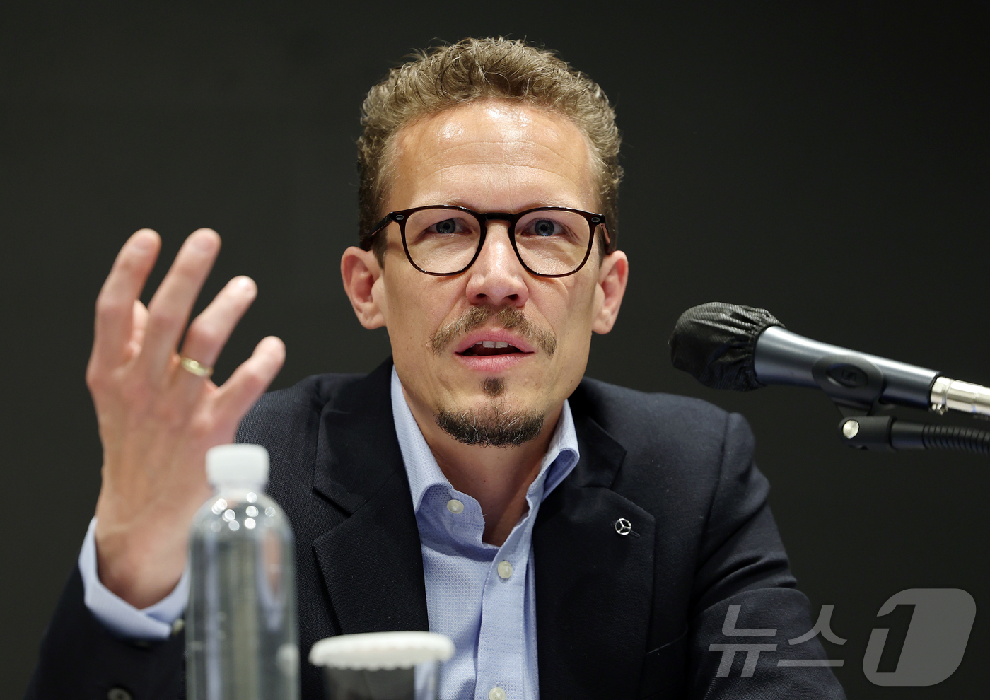 (서울=뉴스1) 김진환 기자 = 마티아스 가이젠 메르세데스-벤츠 그룹 AG 이사회 멤버 겸 세일즈 & 고객 경험 총괄이 20일 서울 강남구 안다즈 서울강남에서 열린 ‘메르세데스 벤 …