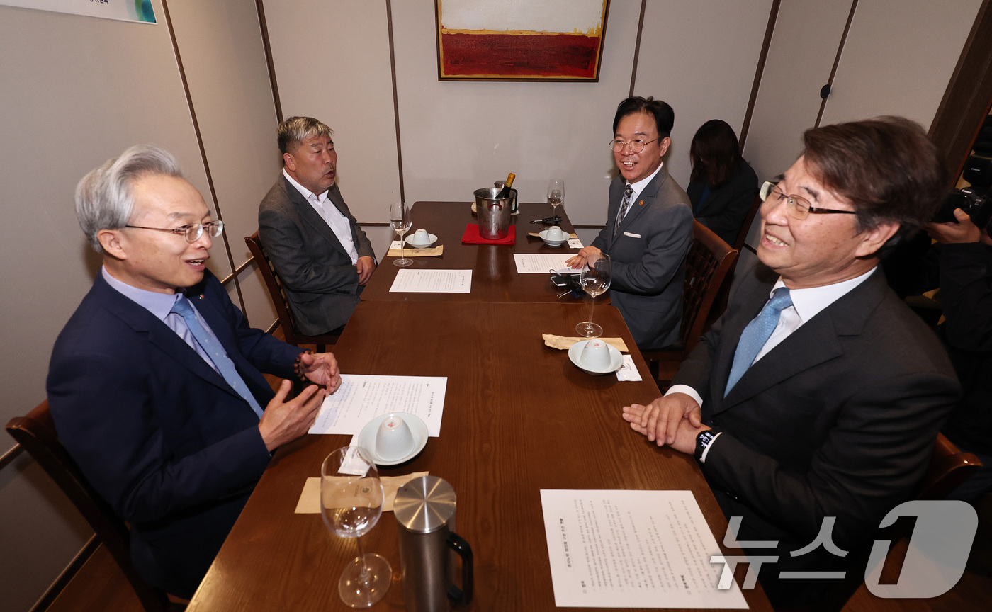 (서울=뉴스1) 구윤성 기자 = 최진식 한국중견기업연합회 회장(왼쪽부터)과 김동명 한국노동조합총연맹 위원장, 김영훈 고용노동부 장관, 김지형 경제사회노동위윈회 위원장이 20일 서울 …