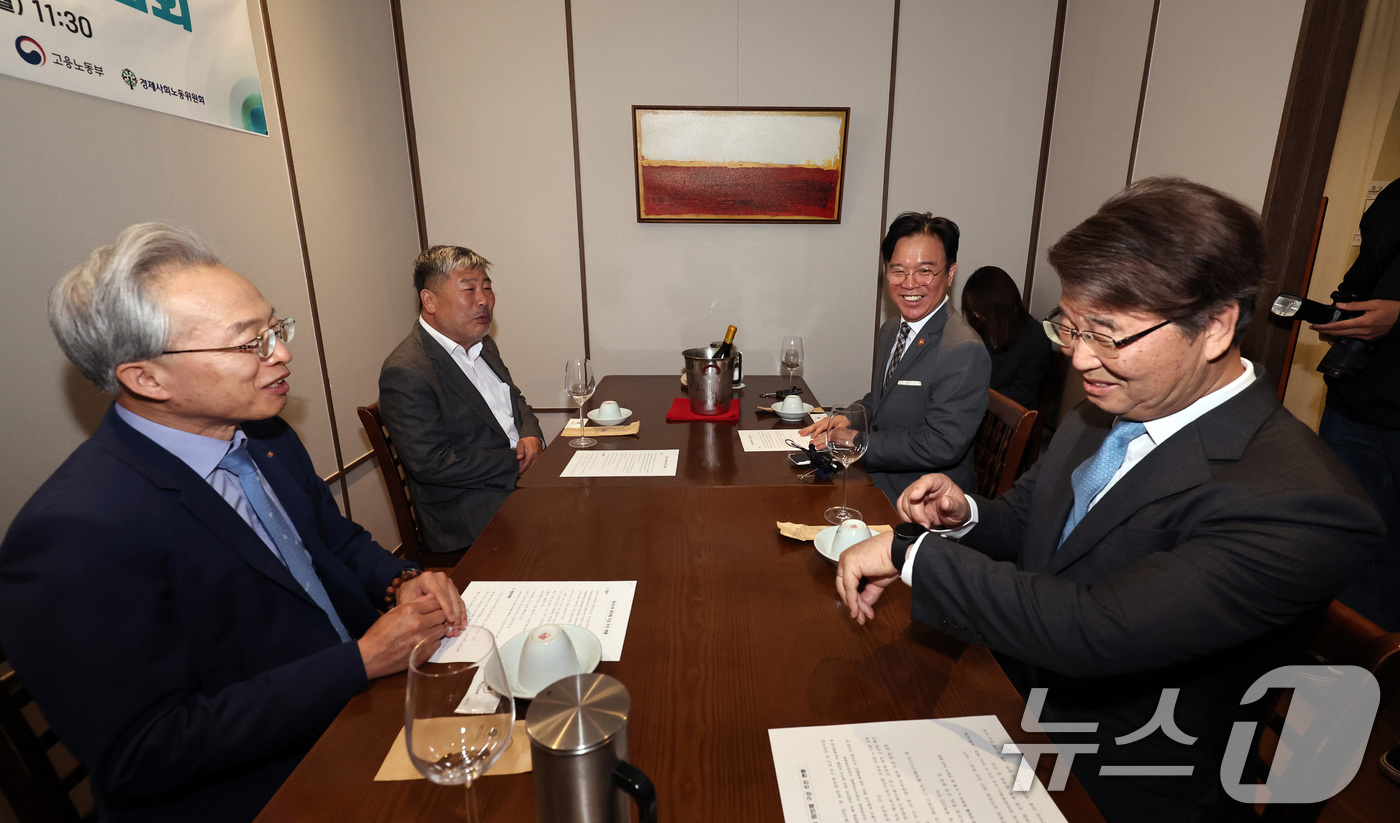 (서울=뉴스1) 구윤성 기자 = 최진식 한국중견기업연합회 회장(왼쪽부터)과 김동명 한국노동조합총연맹 위원장, 김영훈 고용노동부 장관, 김지형 경제사회노동위윈회 위원장이 20일 서울 …