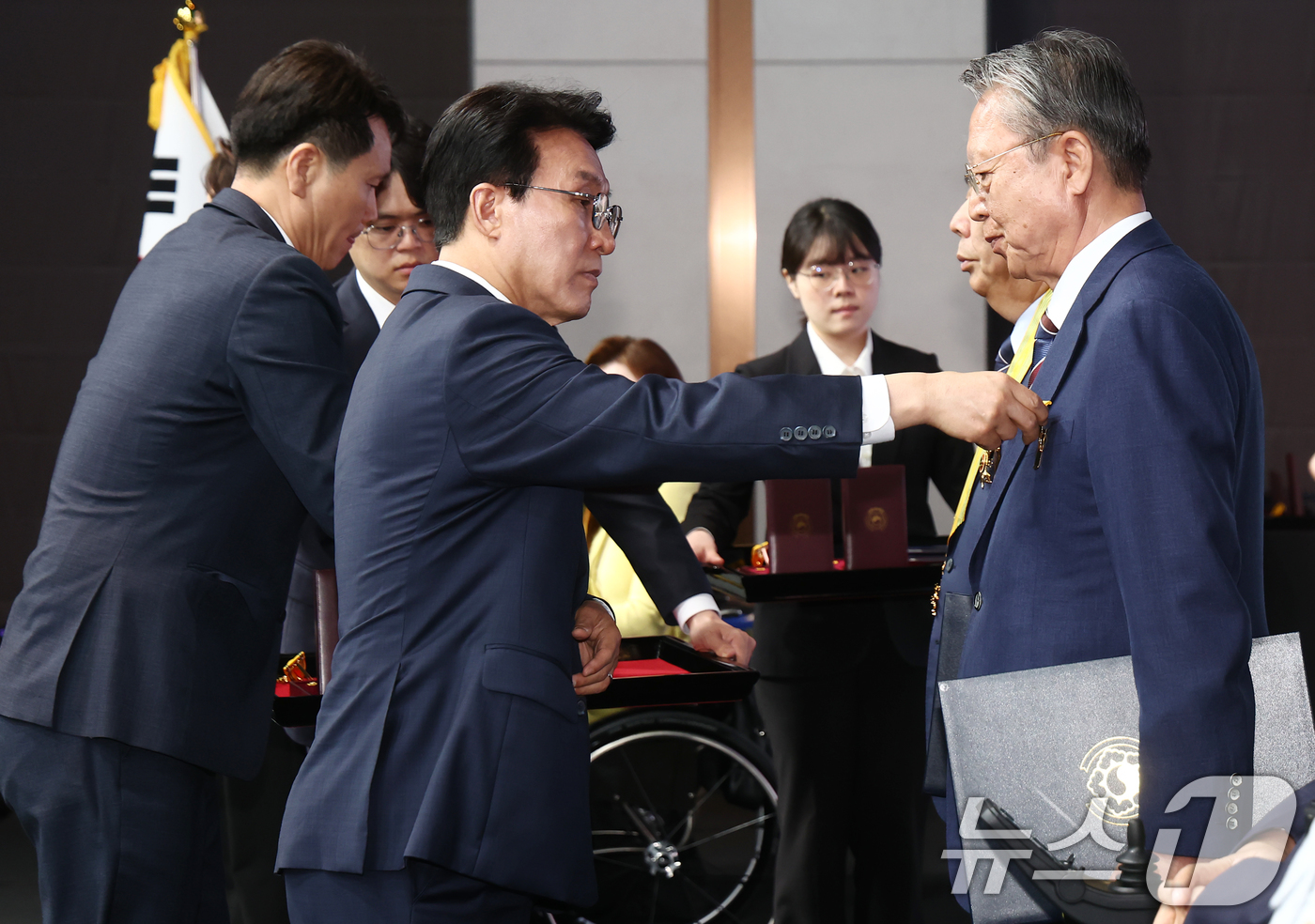 (서울=뉴스1) 김민지 기자 = 김민석 국무총리가 20일 오전 서울 광진구 그랜드 워커힐 서울에서 열린 제46회 장애인의 날 기념식에서 유공자 포상을 하고 있다. 2026.4.20 …