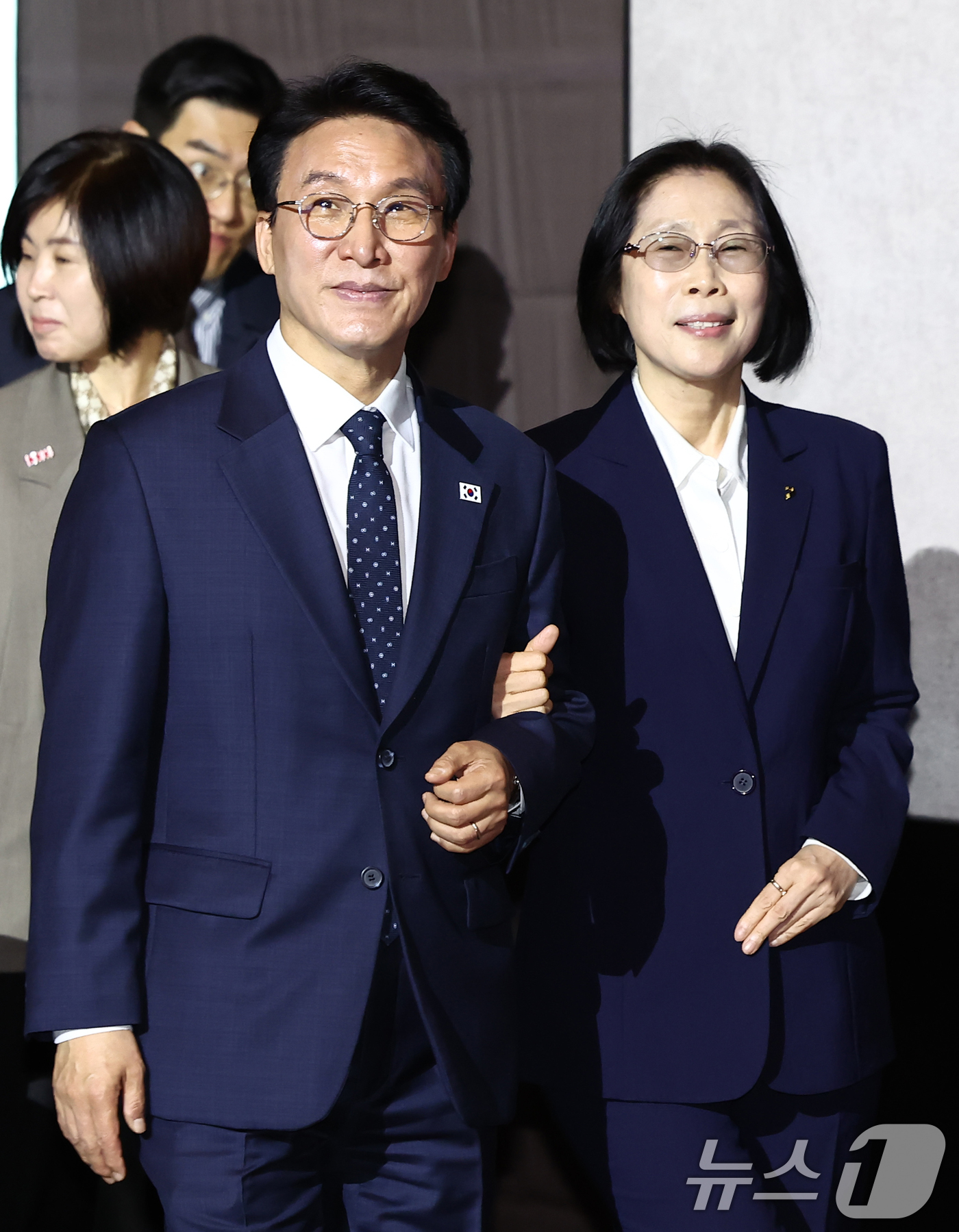 (서울=뉴스1) 김민지 기자 = 김민석 국무총리가 20일 오전 서울 광진구 그랜드 워커힐 서울에서 열린 제46회 장애인의 날 기념식에서 이경혜 한국장애인개발원장과 입장하고 있다. …