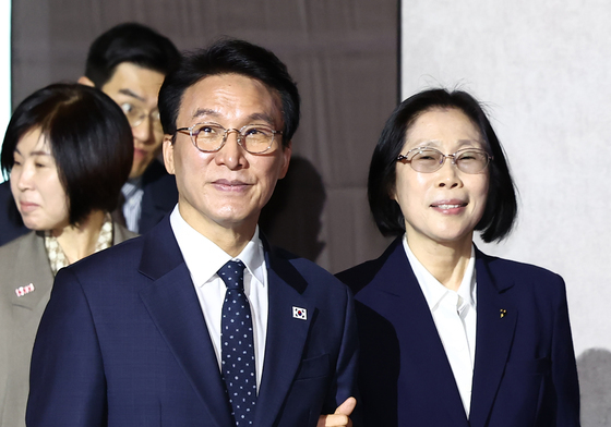 이경혜 한국장애인개발원장과 입장하는 김민석 총리