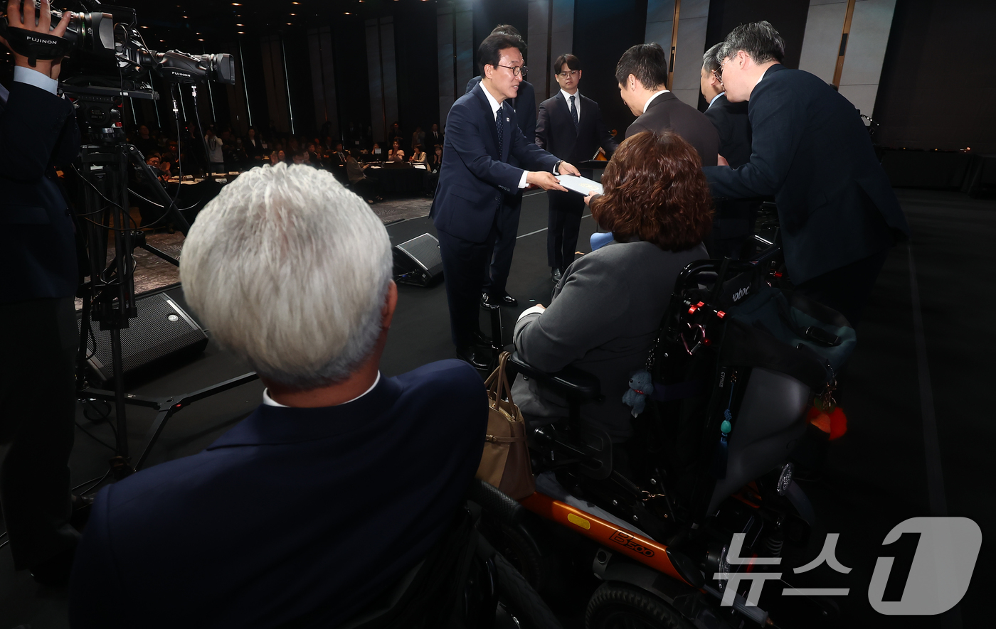 (서울=뉴스1) 김민지 기자 = 김민석 국무총리가 20일 오전 서울 광진구 그랜드 워커힐 서울에서 열린 제46회 장애인의 날 기념식에서 유공자 포상 및 올해의 장애인상 시상을 하고 …