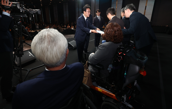 김민석 국무총리, 제46회 장애인의 날 기념식 유공자 포상