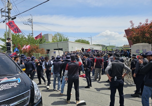 진주 화물연대 집회서 물류차와 노조원 충돌…3명 사상