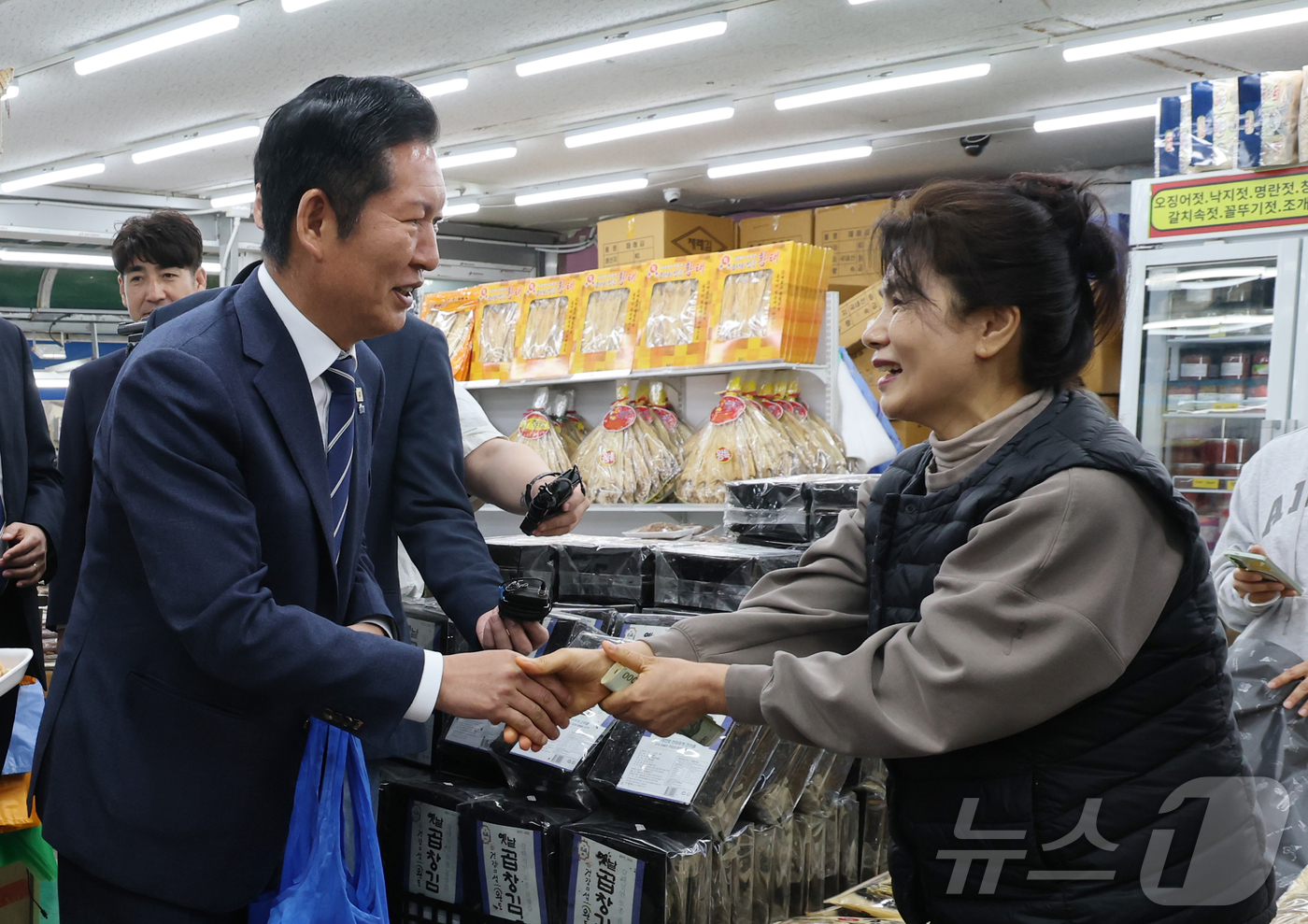 (보령뉴스1) 김기태 기자 = 정청래 더불어민주당 대표가 20일 충남 보령 대천항수산시장 일대에서 박수현 더불어민주당 충남도지사 후보와 함께 민생현장 방문에서 상인과 인사하고 있다 …