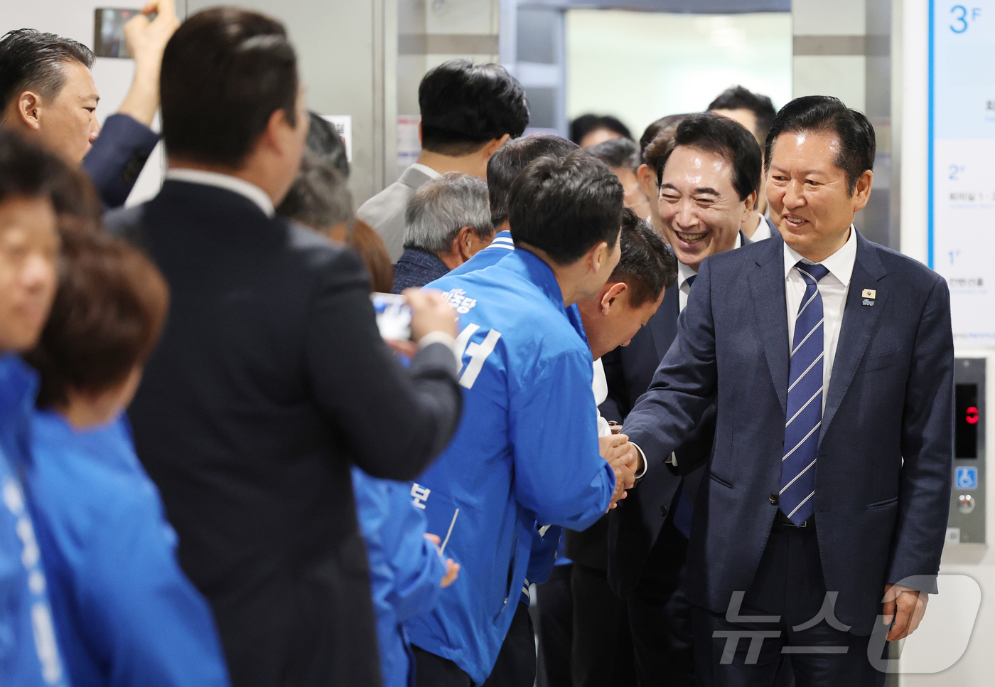 (보령뉴스1) 김기태 기자 = 정청래 더불어민주당 대표가 20일 충남 보령머드테마파크에서 열린 충남 현장 최고위원회의에서 후보자들과 인사하고 있다. 2026.4.20/뉴스1