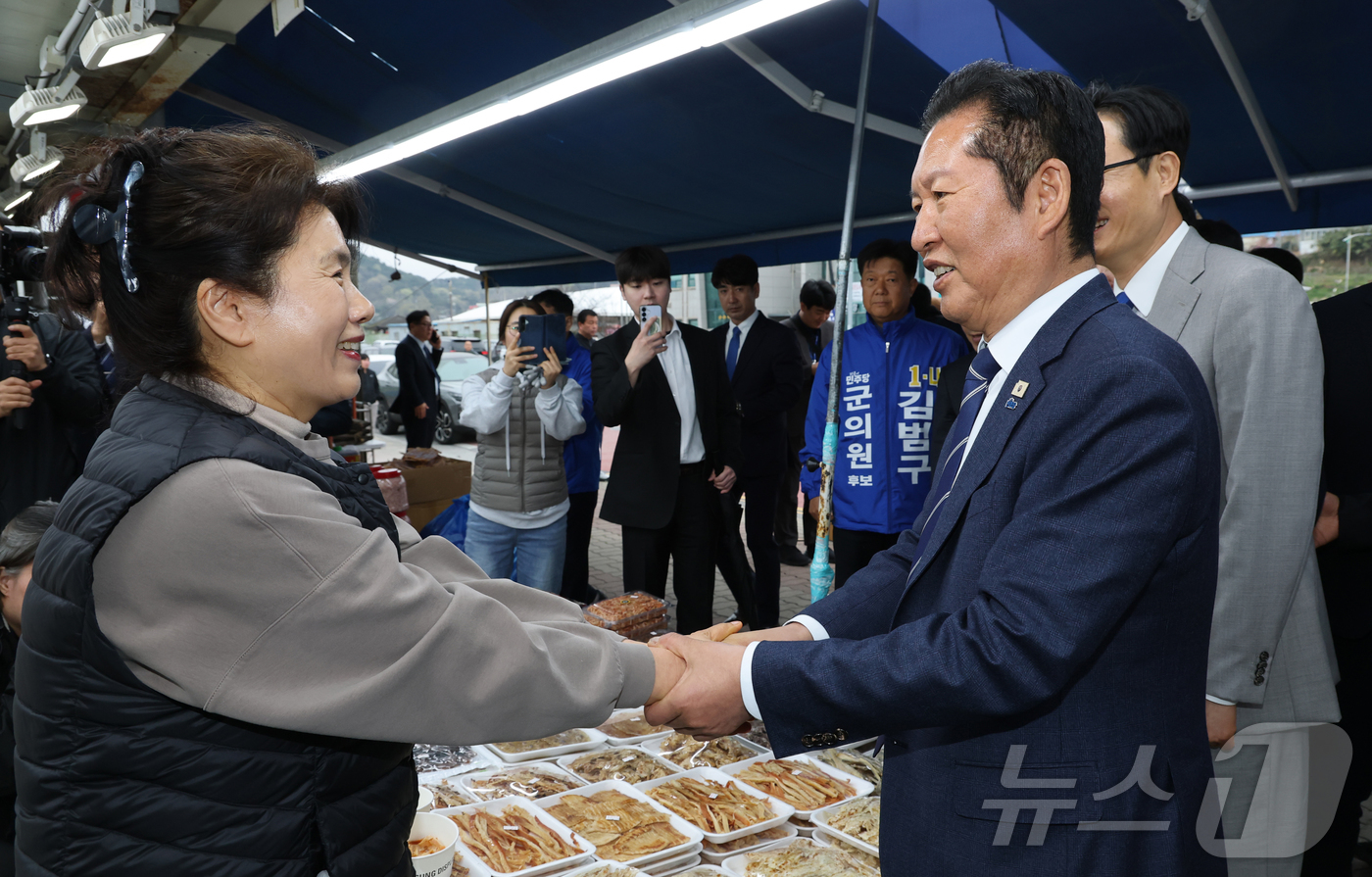 (보령뉴스1) 김기태 기자 = 정청래 더불어민주당 대표가 20일 충남 보령 대천항수산시장 일대에서 박수현 더불어민주당 충남도지사 후보와 함께 민생현장 방문에서 상인과 인사하고 있다 …