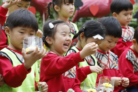 나비야 멀리 날아라