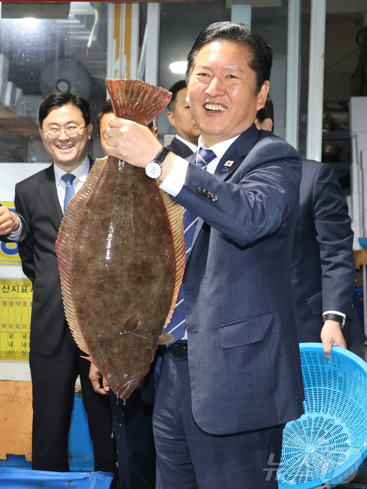 (보령뉴스1) 김기태 기자 = 정청래 더불어민주당 대표가 20일 충남 대천항수산시장을 방문에서 광어를 들어보이고 있다. 2026.4.20/뉴스1