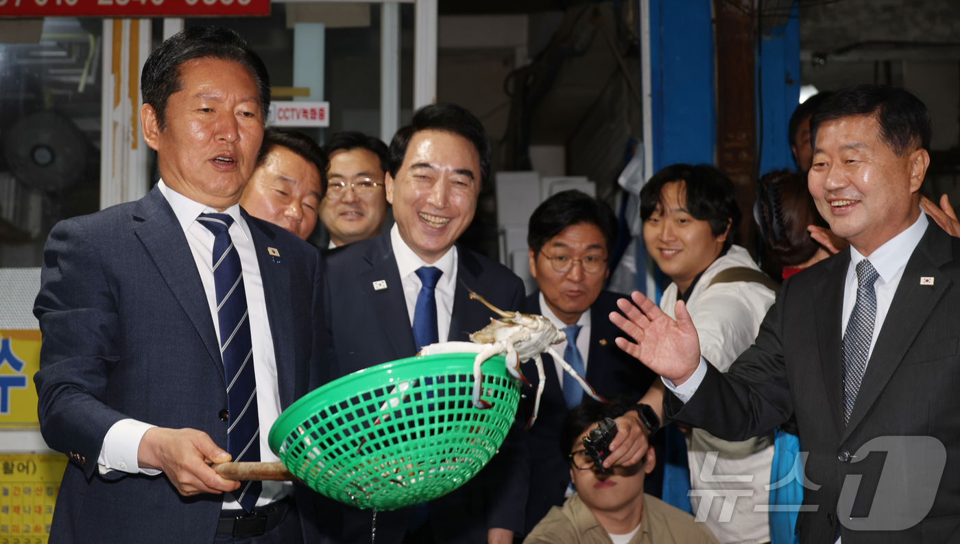 (보령뉴스1) 김기태 기자 = 정청래 더불어민주당 대표가 20일 충남 대천항수산시장에서 꽃게를 들어올리고 있다. 2026.4.20/뉴스1