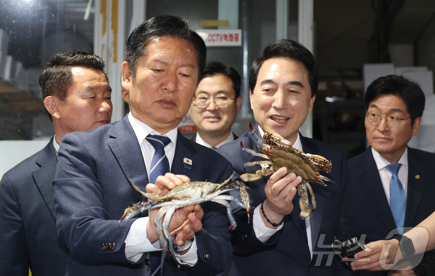 (보령뉴스1) 김기태 기자 = 정청래 더불어민주당 대표가 20일 충남 대천항수산시장에서 박수현 충남도지사 후보와 함께 꽃게를 들어보이고 있다. 2026.4.20/뉴스1