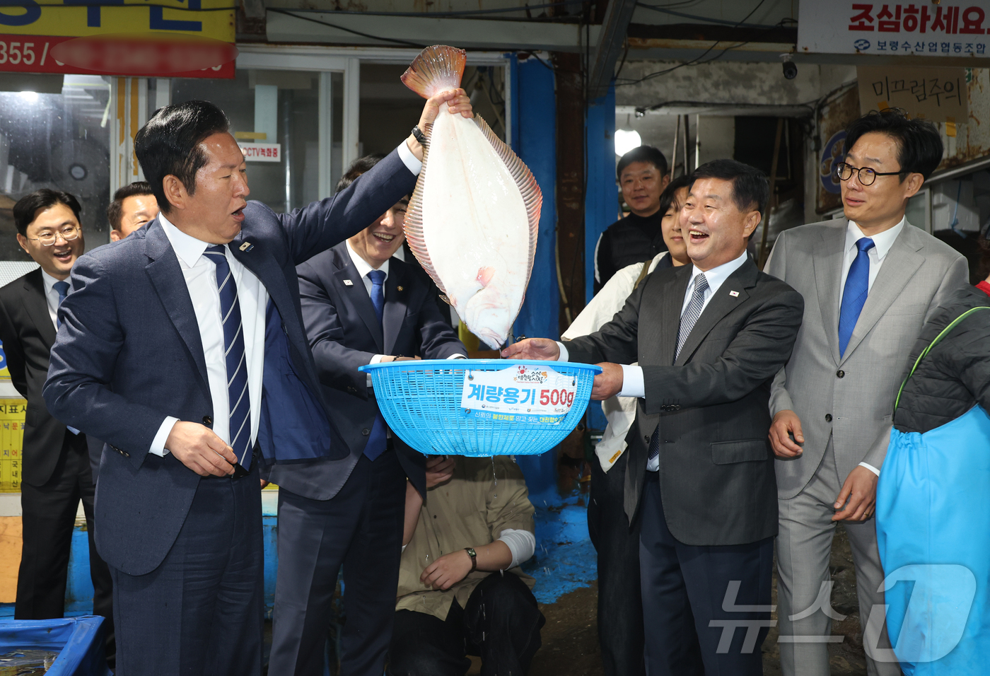(보령뉴스1) 김기태 기자 = 정청래 더불어민주당 대표가 20일 충남 대천항수산시장에서 박수현 충남도지사 후보와 함께 민생현장 방문에서 광어를 들어보이고 있다. 2026.4.20/ …