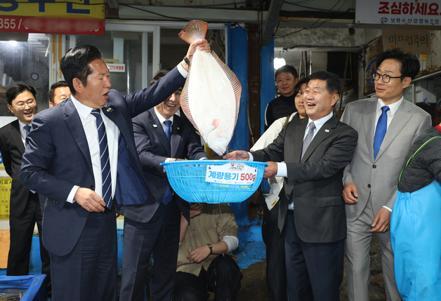 광어 들어보이는 정청래 대표