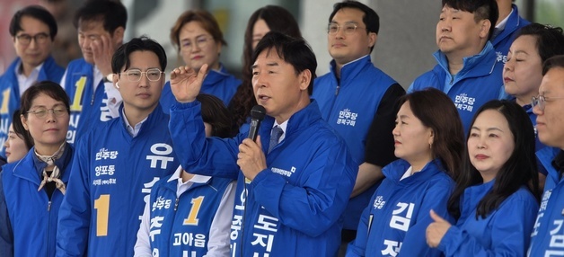 구미시청에서 기자회견하는 오중기 민주당 경북지사 예비후보