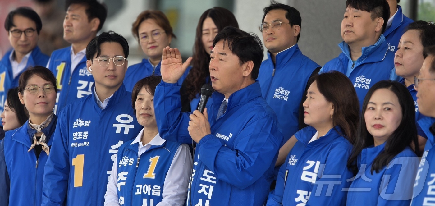 (구미=뉴스1) 정우용 기자 = 오중기 더불어민주당 경북지사 예비후보가 20일 구미시청사 앞에서 민주당 도시의원 예비후보들과 함께 기자회견을 하고 있다. 2026.4.20/뉴스1