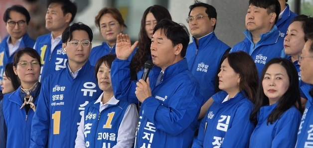 구미시청에서 기자회견하는 오중기 경북지사 예비후보