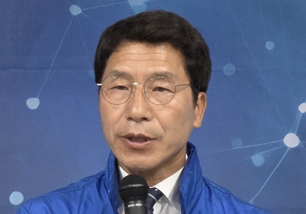 구미서 기자회견하는 이용기 경북교육감 예비후보