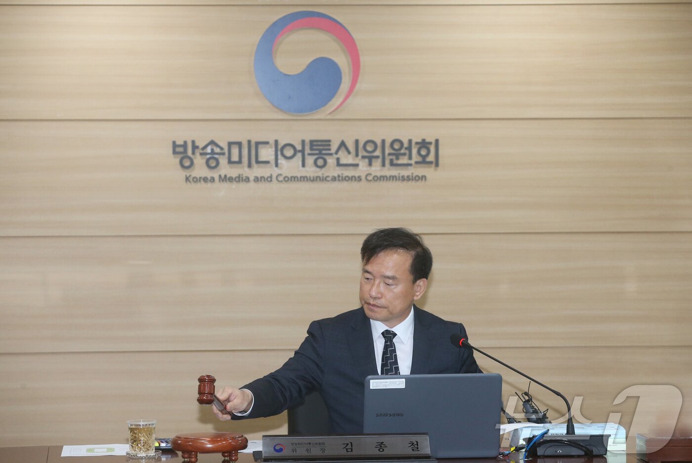 본문 이미지 - 김종철 방송미디어통신위원장(가운데)이 20일 정부과천청사에서 '2026년 제3차 전체회의'를 진행하고 있다. (방미통위 제공)