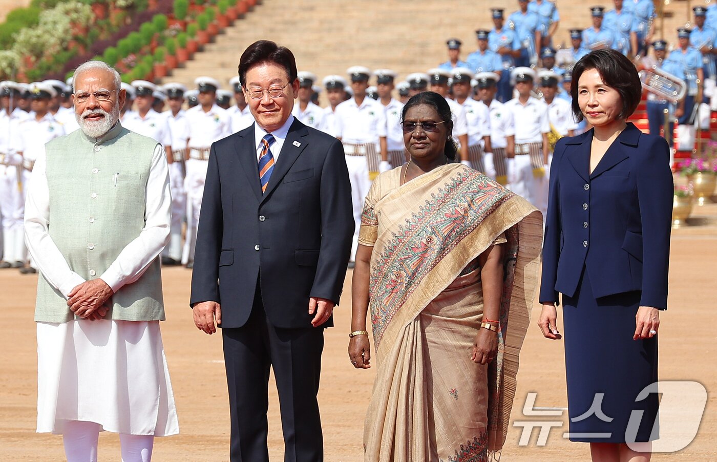 본문 이미지 - 이재명 대통령과 김혜경 여사가 20일 뉴델리 대통령궁 광장에서 열린 공식환영식에서 드라우파디 무르무 인도 대통령, 나렌드라 모디 인도 총리(왼쪽)와 기념촬영을 하고 있다. 2026.4.20 ⓒ 뉴스1 이재명 기자