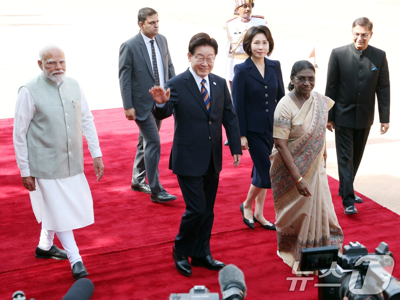 본문 이미지 - 이재명 대통령과 김혜경 여사가 20일 뉴델리 대통령궁 광장에서 열린 공식환영식에서 드라우파디 무르무 인도 대통령, 나렌드라 모디 인도 총리(왼쪽)와 이동하고 있다. 2026.4.20 ⓒ 뉴스1 이재명 기자
