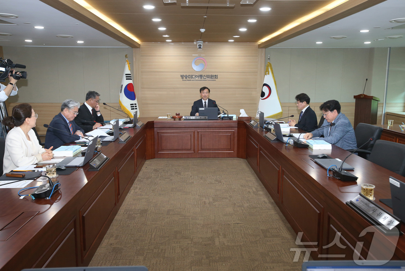 (서울=뉴스1) = 김종철 방송미디어통신위원장이 20일 정부과천청사에서 2026년 제3차 전체회의를 주재하고 있다. (방송미디어통신위원회 제공. 재판매 및 DB 금지) 2026.4 …