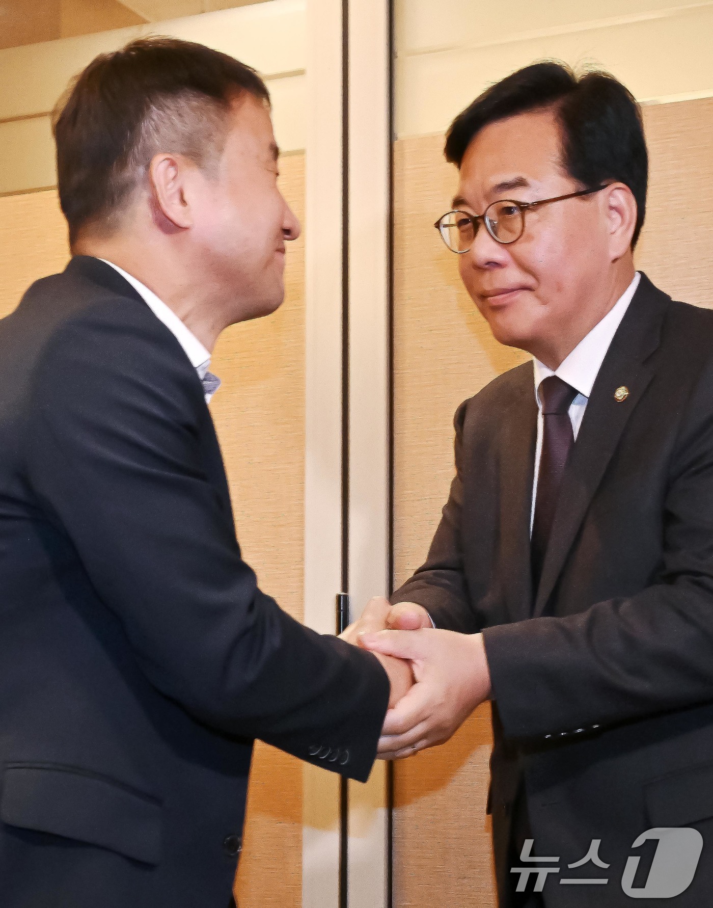 (서울=뉴스1) 신웅수 기자 = 한병도 더불어민주당 원내대표와 송언석 국민의힘 원내대표가 20일 서울 여의도의 한 음식점에서 오찬 회동에서 인사하고 있다. (공동취재) 2026.4 …