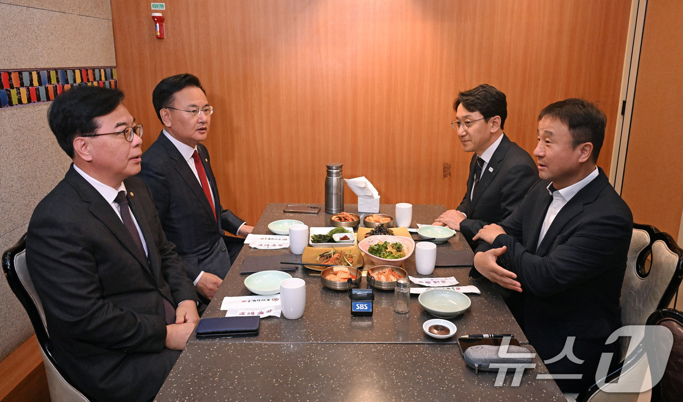 (서울=뉴스1) 신웅수 기자 = 한병도 더불어민주당 원내대표와 송언석 국민의힘 원내대표가 20일 서울 여의도의 한 음식점에서 오찬 회동을 하고 있다.왼쪽부터 송 원내대표, 유상범 …