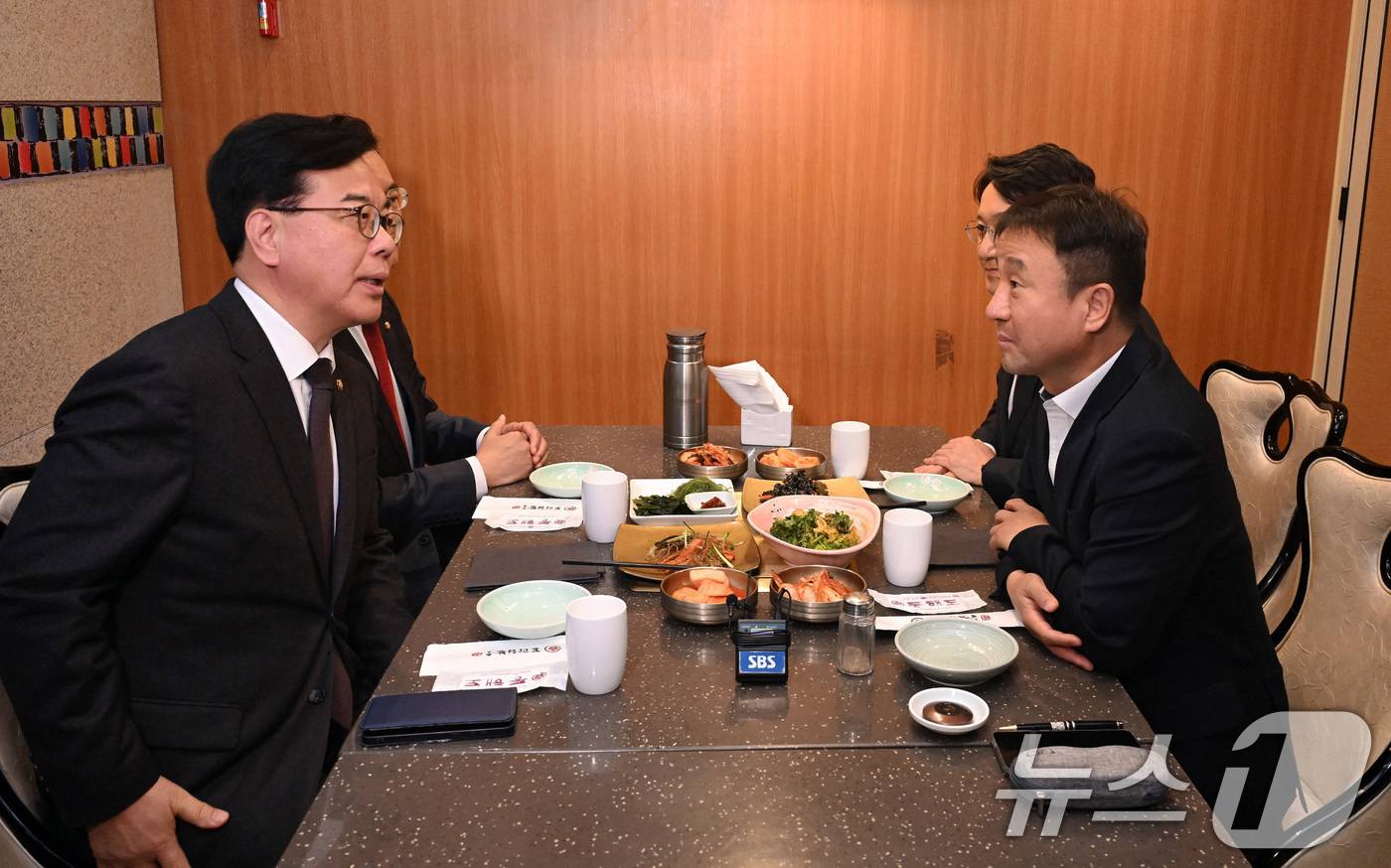 (서울=뉴스1) 신웅수 기자 = 한병도 더불어민주당 원내대표와 송언석 국민의힘 원내대표가 20일 서울 여의도의 한 음식점에서 오찬 회동을 하고 있다.왼쪽부터 송 원내대표, 유상범 …