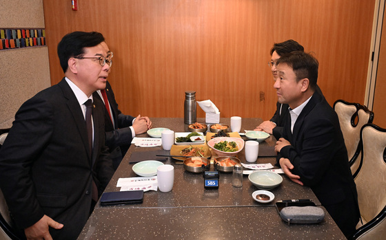 오찬 회동하는 여야