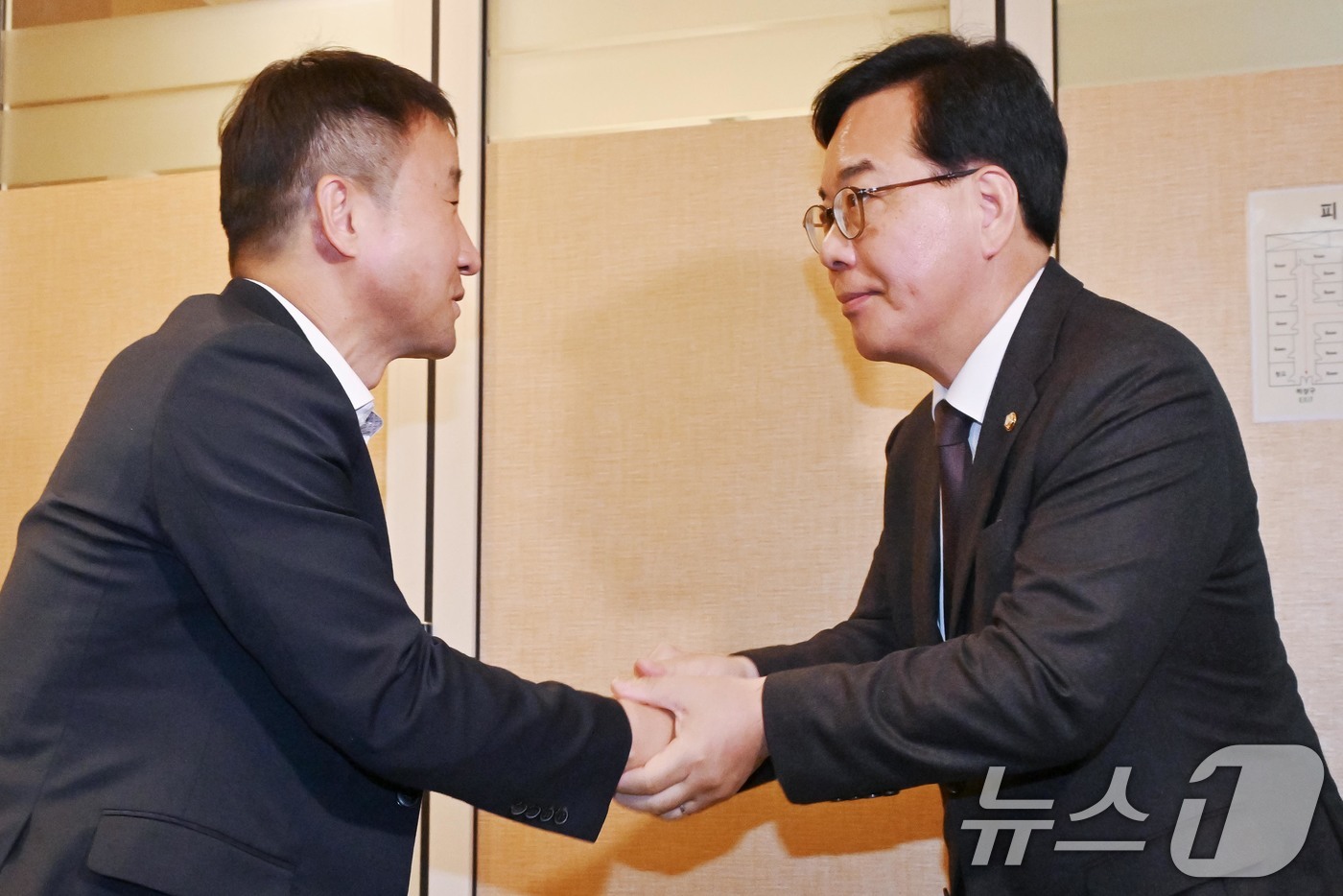 (서울=뉴스1) 신웅수 기자 = 한병도 더불어민주당 원내대표와 송언석 국민의힘 원내대표가 20일 서울 여의도의 한 음식점에서 오찬 회동에서 인사하고 있다. (공동취재) 2026.4 …