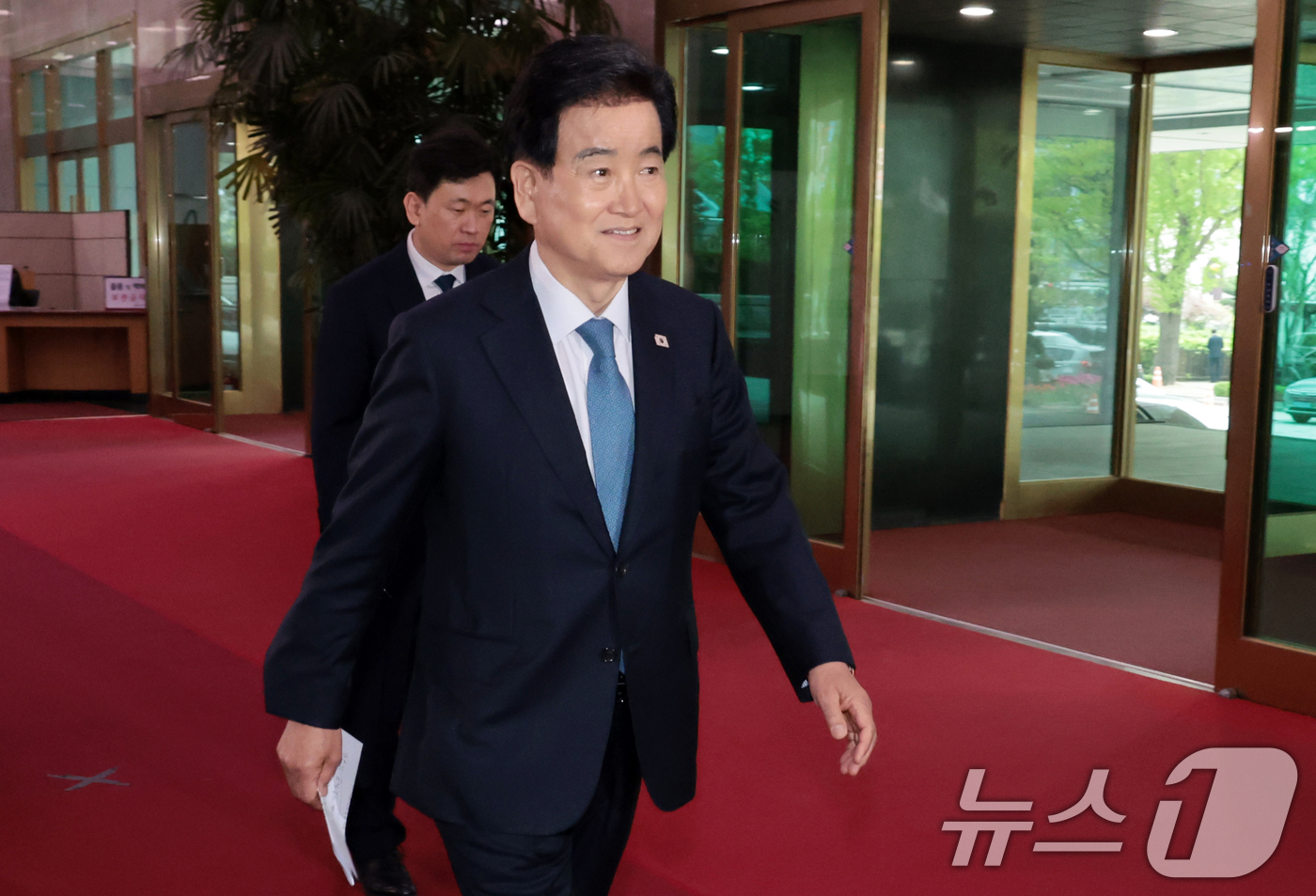 (서울=뉴스1) 김명섭 기자 = 정동영 통일부 장관이 20일 오후 서울 종로구 정부서울청사에서 '북한 구성시 핵시설' 발언과 관련해 입장을 밝히고 이동하고 있다. 2026.4.20 …