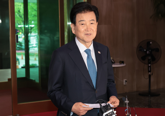 입장 밝히는 정동영 장관