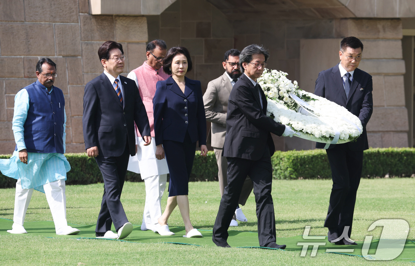 (뉴델리(인도)=뉴스1) 이재명 기자 = 인도를 국빈 방문 중인 이재명 대통령과 김혜경 여사가 20일 뉴델리 마하트마 간디 추모공원인 라즈가트를 방문해 헌화하고 있다. 2026.4 …